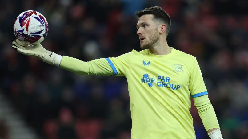 Freddie Woodman menggenggam bola saat laga Preston North End