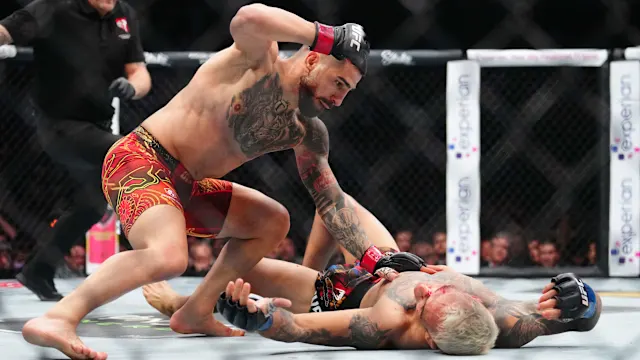 Ilia Topuria mendaratkan pukulan finis pada lawan yang terkapar di Octagon UFC