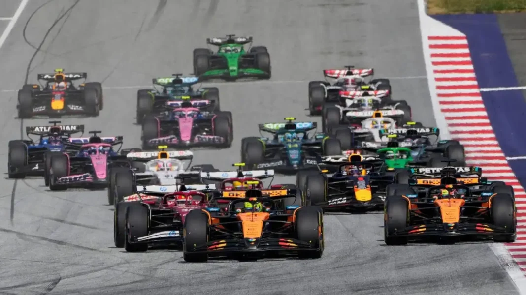 Start Panas F1 GP Austria 2025 F1 GP Austria 2025 – Lando Norris memimpin rombongan mobil Formula 1 di tikungan pertama Red Bull Ring.