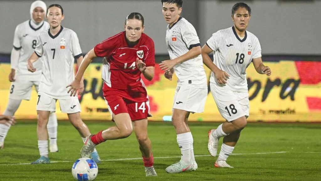 “Gelandang Timnas Putri Indonesia (nomor 14) melewati kepungan bek Kirgistan dalam laga Indonesia vs Kirgistan di Kualifikasi Piala Asia 2026.”