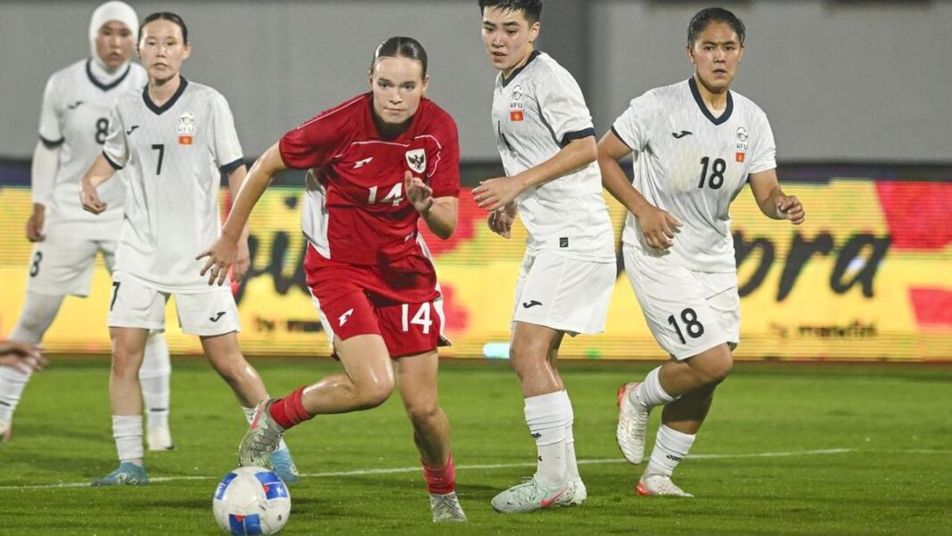 Aksi Dribel Krusial Indonesia vs Kirgistan “Gelandang Timnas Putri Indonesia (nomor 14) melewati kepungan bek Kirgistan dalam laga Indonesia vs Kirgistan di Kualifikasi Piala Asia 2026.”