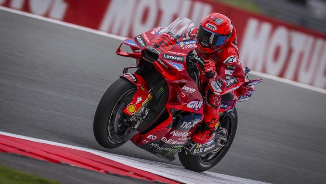 MotoGP Belanda 2025 – Marc Marquez & Ducati di Tikungan Assen Aksi Marc Marquez menunggangi Ducati di MotoGP Belanda 2025
