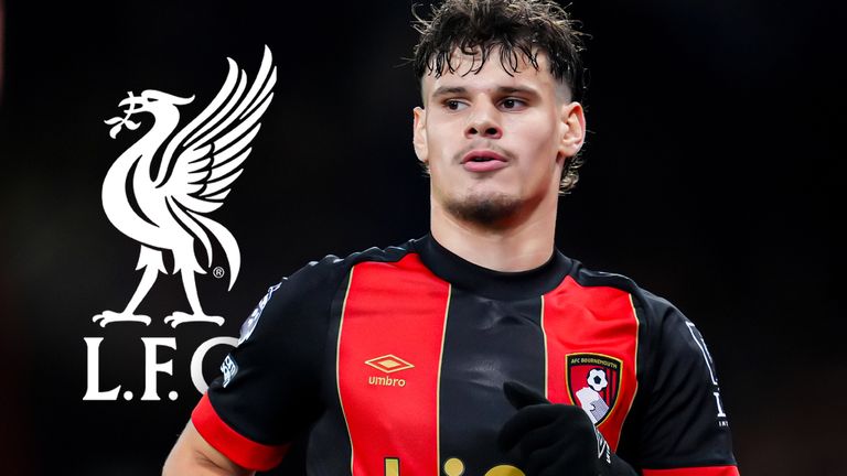 Foto Milos Kerkez mengenakan jersey Bournemouth dengan logo Liverpool FC di latar.