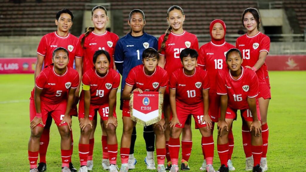Skuad inti timnas putri Indonesia berpose sebelum laga uji coba di Stadion Laos.