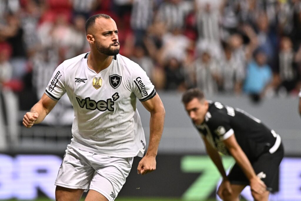 Penyerang Botafogo mengepalkan tangan merayakan momen krusial pada laga Botafogo vs Vitória di Série A Brasil.