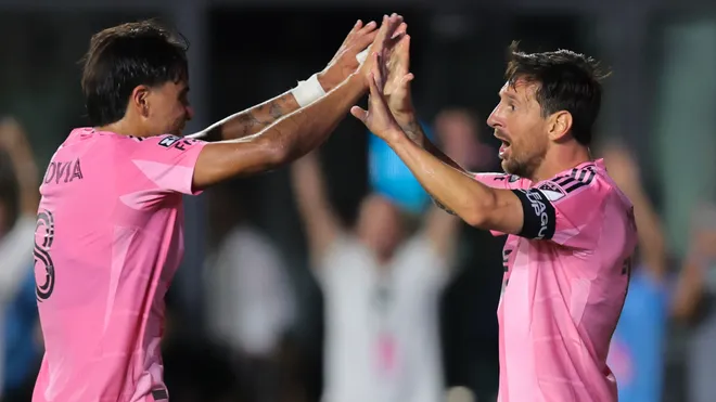 Pemain Inter Miami, Lionel Messi dan rekan setimnya merayakan gol dengan tos tangan di lapangan.