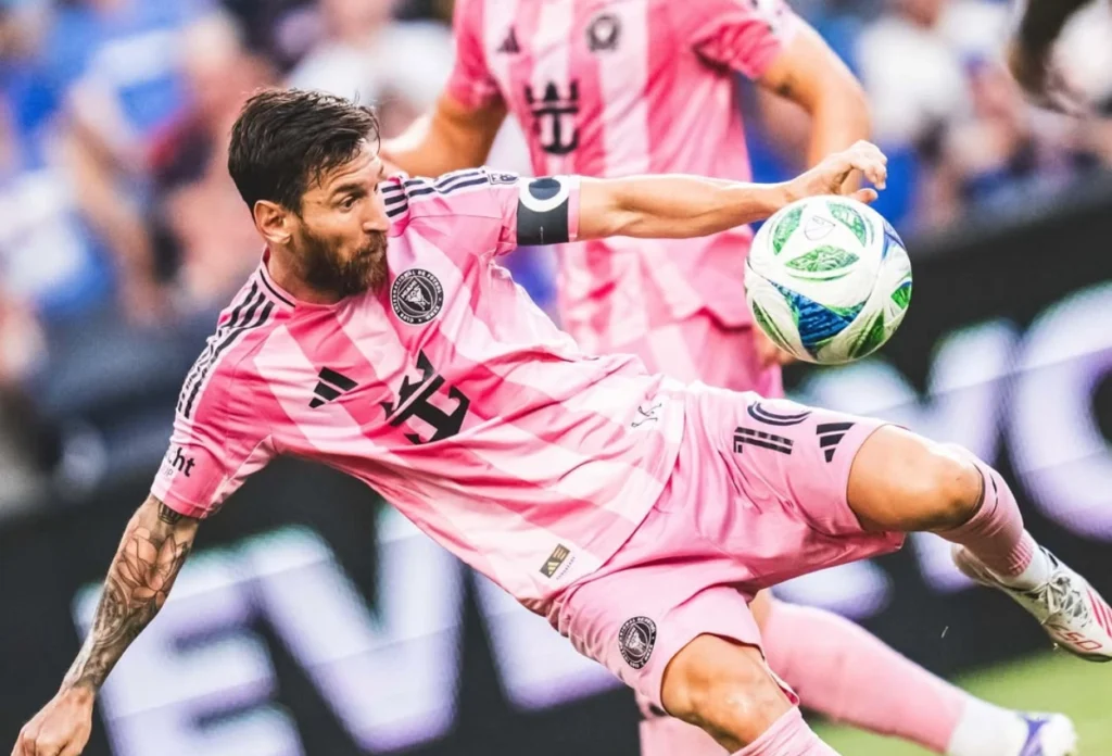 Lionel Messi mengontrol bola dengan tendangan akrobatik dalam laga Cincinnati vs Inter Miami di MLS 2025.