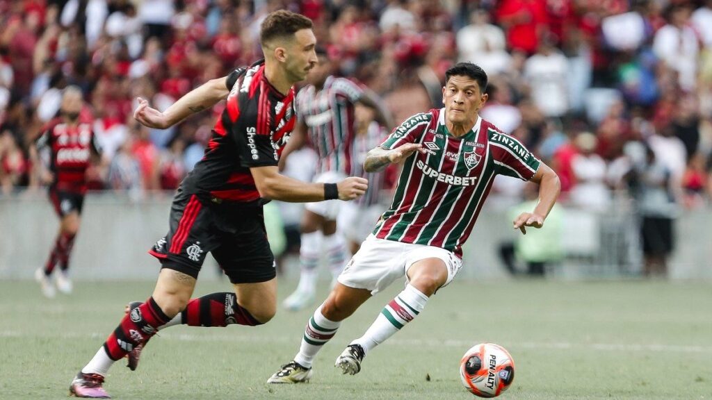Gelandang Flamengo menekan pemain Fluminense yang menggiring bola dalam laga Flamengo vs Fluminense di Maracanã.