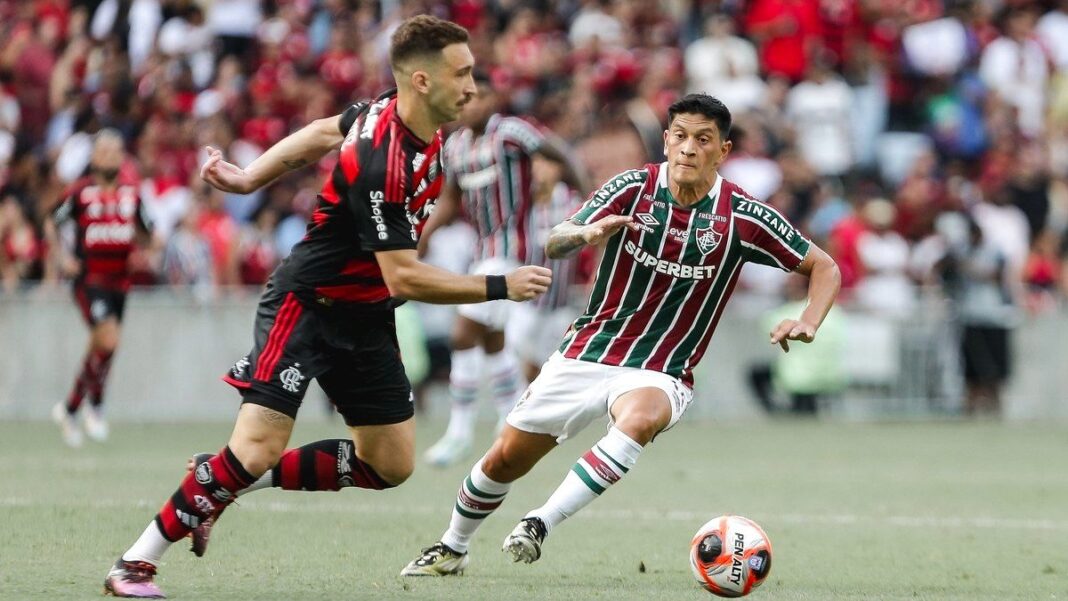 Duel Ketat Flamengo vs Fluminense di Maracanã Gelandang Flamengo menekan pemain Fluminense yang menggiring bola dalam laga Flamengo vs Fluminense di Maracanã.