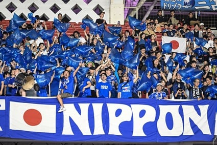 Suporter Jepang memeriahkan laga Jepang vs Hong Kong di EAFF 2025