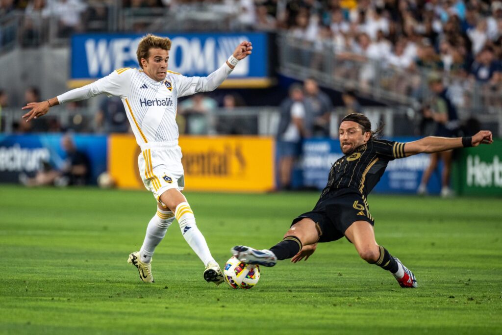 Duel Sengit LAFC vs LA Galaxy di Tengah Lapangan