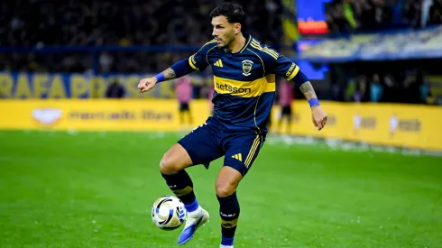 Leandro Paredes mengontrol bola di La Bombonera saat laga Boca Juniors vs Unión Santa Fe.