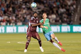 Pemain Seattle Sounders dan Colorado Rapids saling berebut bola udara dalam laga MLS Sounders vs Colorado Rapids.