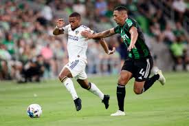 Pemain LA Galaxy menggiring bola dikejar bek Austin FC pada laga LA Galaxy vs Austin FC di MLS 2025.