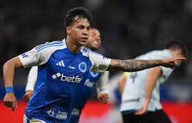 Striker Cruzeiro merayakan gol dengan gestur menunjuk setelah membobol gawang lawan pada laga Fluminense vs Cruzeiro.