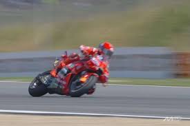 Marc Marquez melibas tikungan Sirkuit Brno dengan Ducati pada MotoGP Ceko 2025.