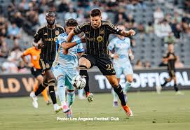 Aksi duel bola dalam laga LAFC vs Colorado Rapids di BMO Stadium