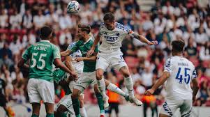 Bek Copenhagen menanduk bola di antara pemain Viborg pada laga Viborg vs Copenhagen.