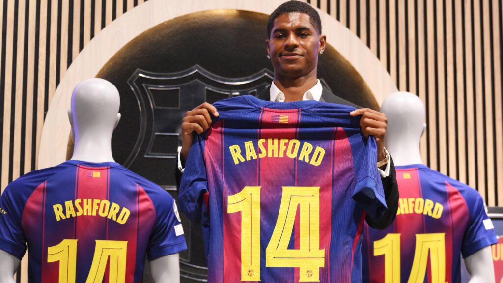 Marcus Rashford memamerkan jersey nomor 14 Barcelona usai resmi diumumkan bergabung.
