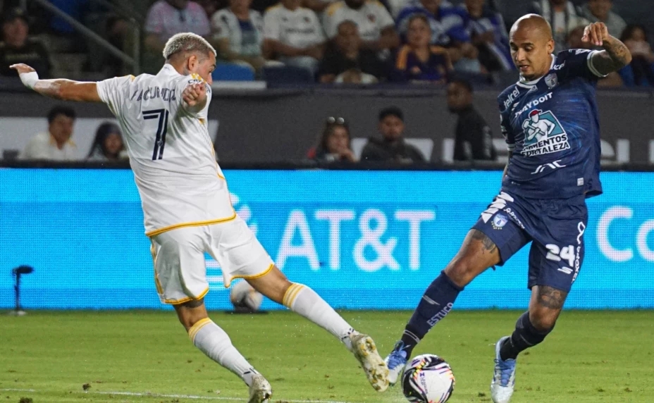LA Galaxy vs Pachuca – duel perebutan bola di Dignity Health Sports Park, perempat final Leagues Cup 2025; laga berakhir 2-1 untuk Galaxy.
