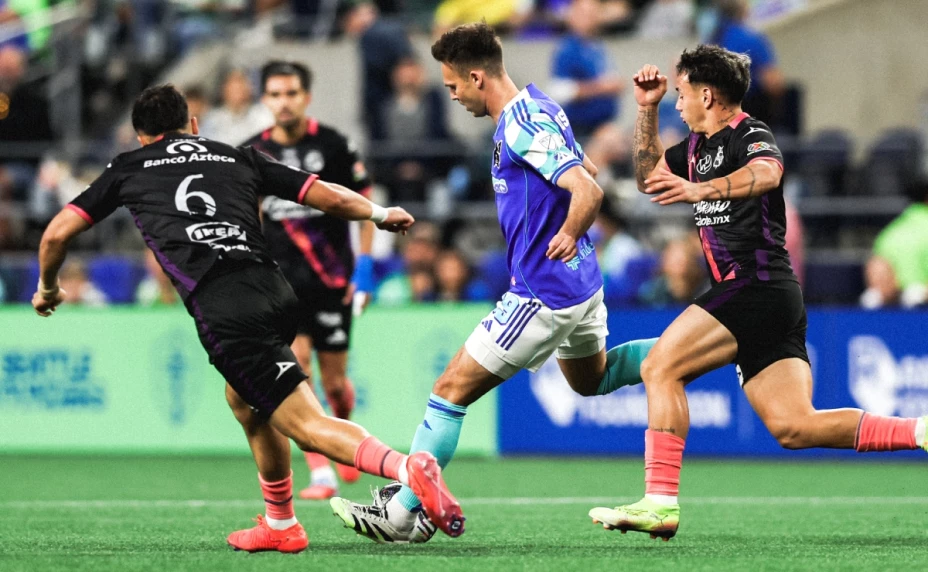 Sounders vs Puebla di Lumen Field—pemain Seattle menggiring bola diapit dua bek Puebla pada perempat final Leagues Cup 2025 yang berakhir 0-0 dan dimenangi Seattle 4-3 lewat adu penalti.