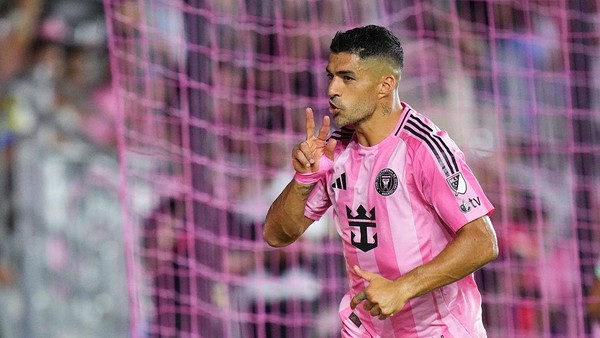 Selebrasi Luis Suárez – Inter Miami vs Pumas UNAM Luis Suárez merayakan gol dalam laga Inter Miami vs Pumas UNAM di Leagues Cup 2025, mengenakan jersey pink khas Herons.