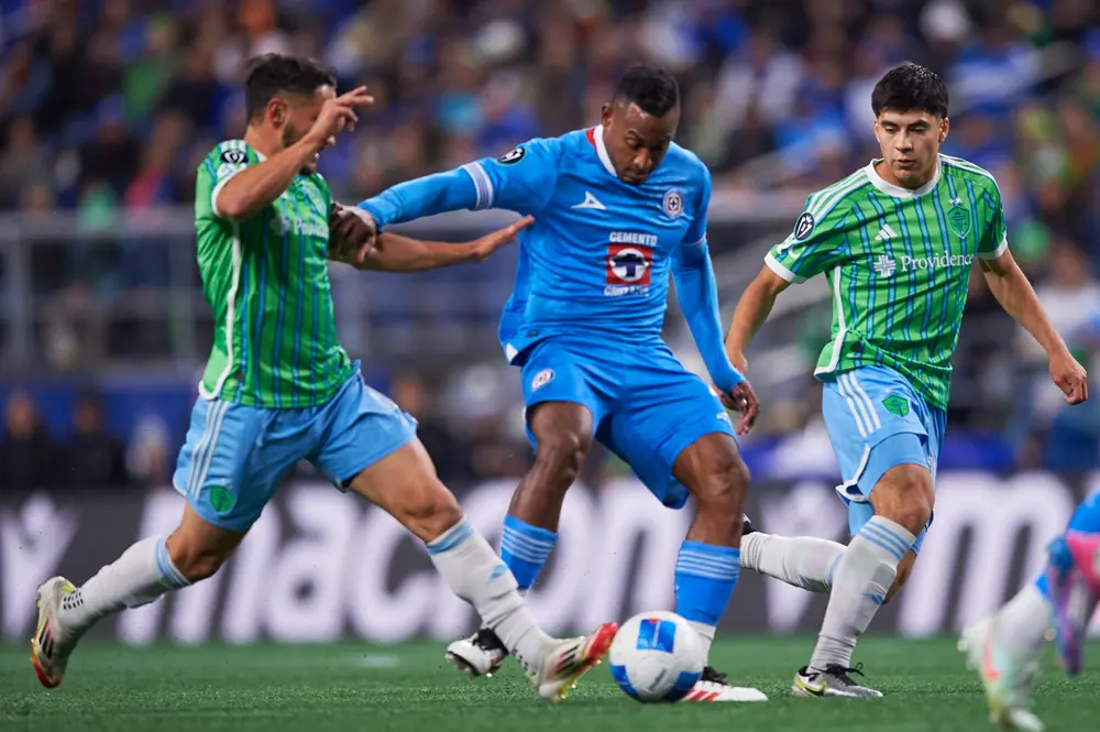 Aksi pertandingan antara Cruz Azul vs Seattle Sounders di Leagues Cup, menunjukkan pemain Seattle Sounders mencoba merebut bola dari pemain Cruz Azul.