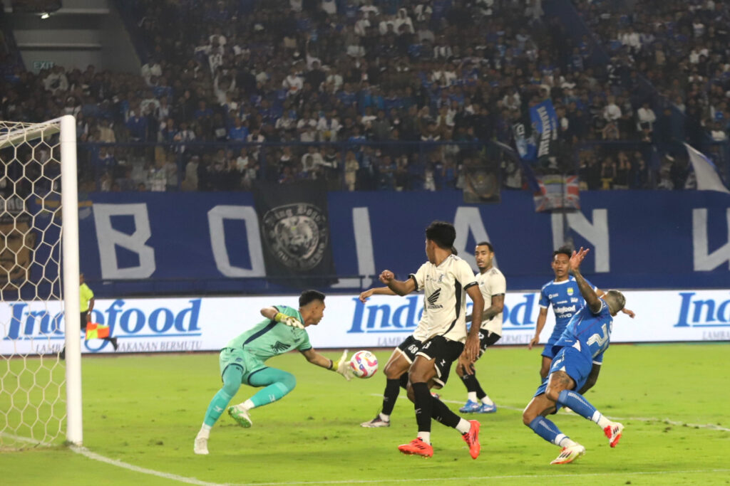 Persib Bandung vs PSM Makassar di GBLA, 27 Desember 2025.